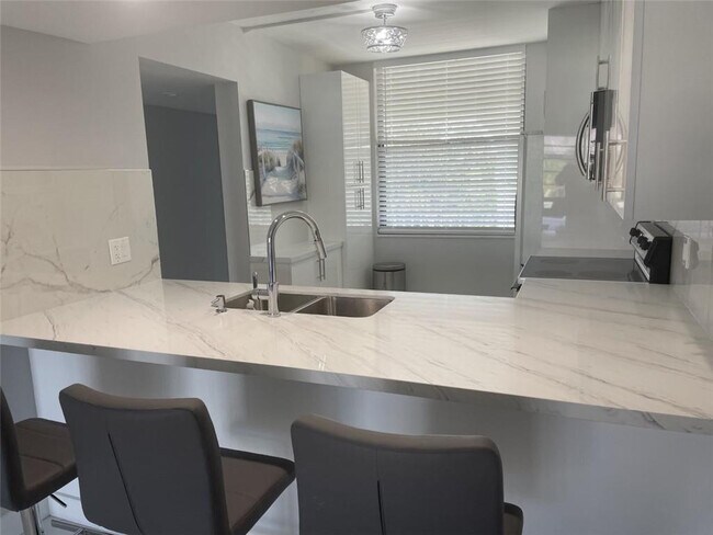 Photo - 1721 Whitehall Dr Unit 404