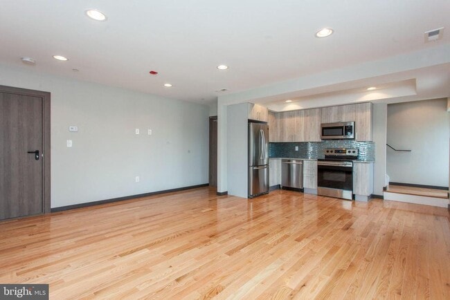 Building Photo - 2553 Montrose St Unit D