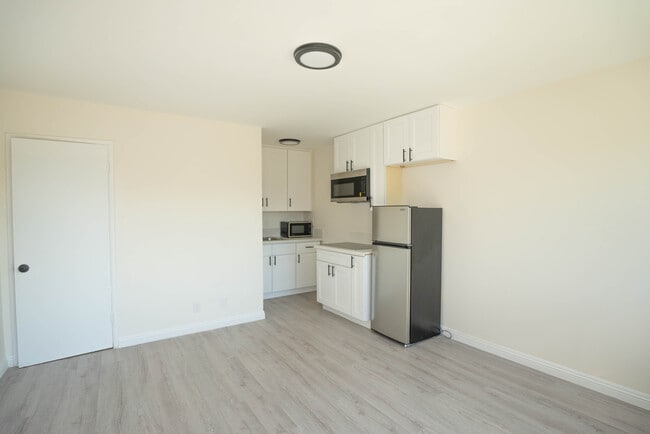 Building Photo - 825 W 167th St Unit 1