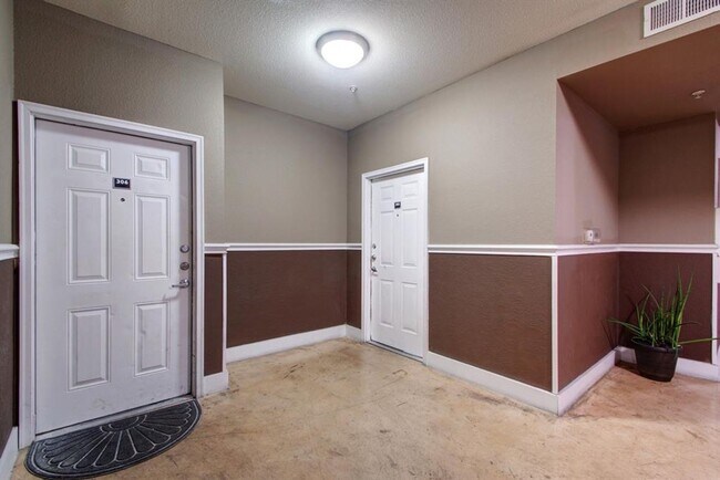 Photo - 910 W 25th St Unit #306