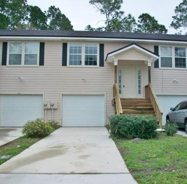 Building Photo - Welcome to this charming 2-bedroom, 2-bath... Rental