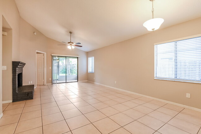 Photo - 1003 Vernon Loop