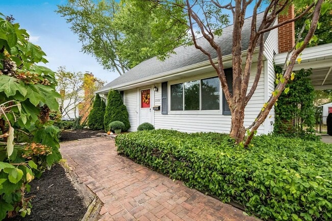 Building Photo - 2366 Shrewsbury Rd