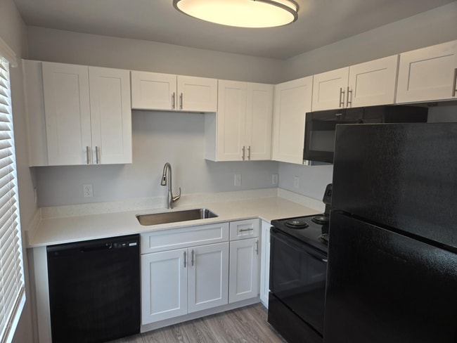 Building Photo - Sabine Apartments