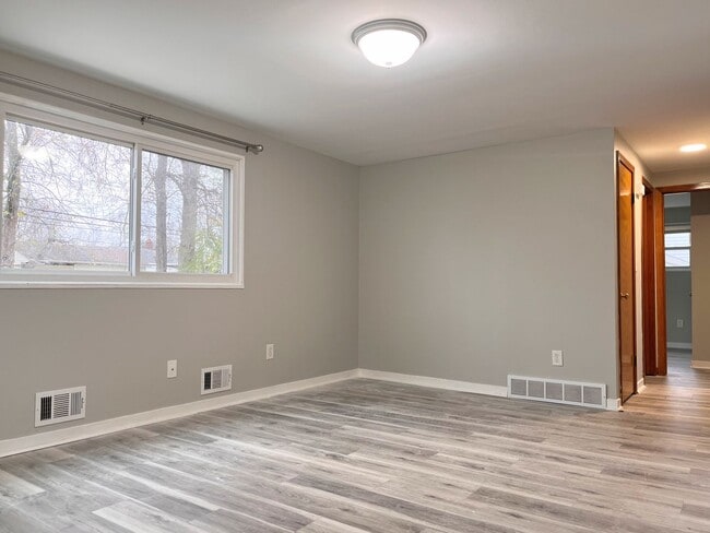 Building Photo - 424 Springville Ave Unit Lower