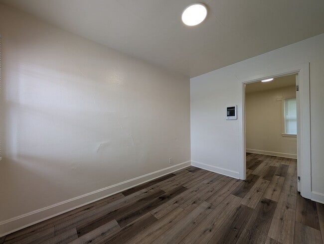 Photo - Nice 1 Bedroom, 1 Bath Apartment With Solid Surface Flooring