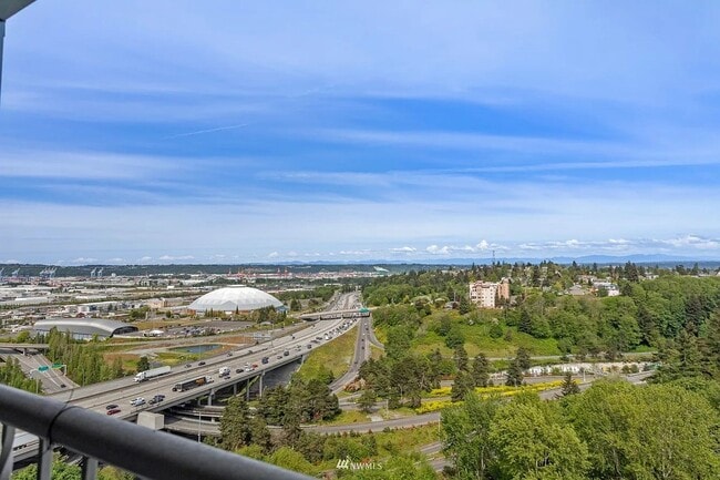 Building Photo - Stunning 11th-Floor Condo with Breathtaking Views | Secure Building & Central AC Unit 1106