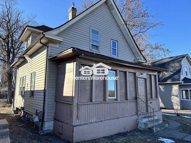 Photo - Available Now! - Large 5 bedroom, 3 bath home in Saint Paul!