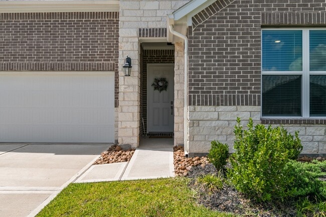 Photo - 560 Newcomb Holw Dr