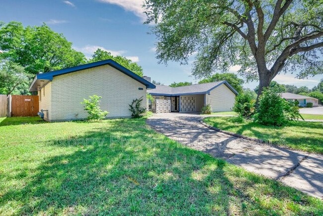 Building Photo - 4913 Westlake Dr