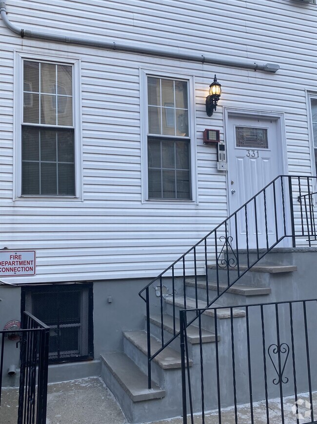 Building Photo - 331 Monroe St Unit 3L Rental