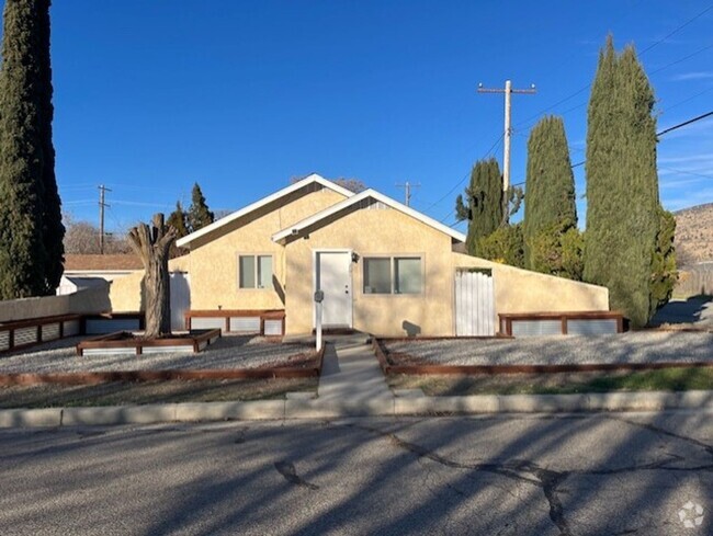 Building Photo - Located in the Heart of Tehachapi! Rental