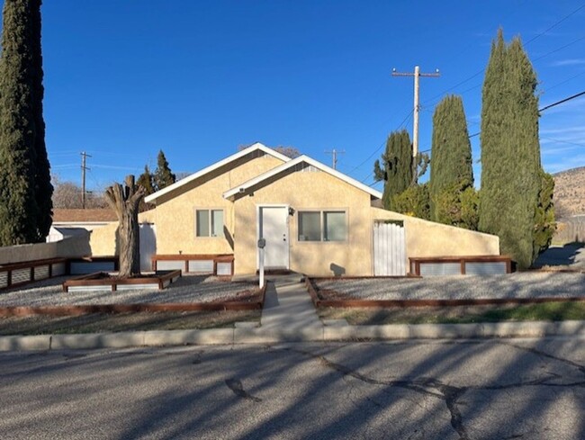 Located in the Heart of Tehachapi! - Located in the Heart of Tehachapi! House