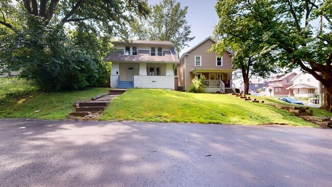Large house near the park, close to Ontario - Large house near the park, close to Ontario