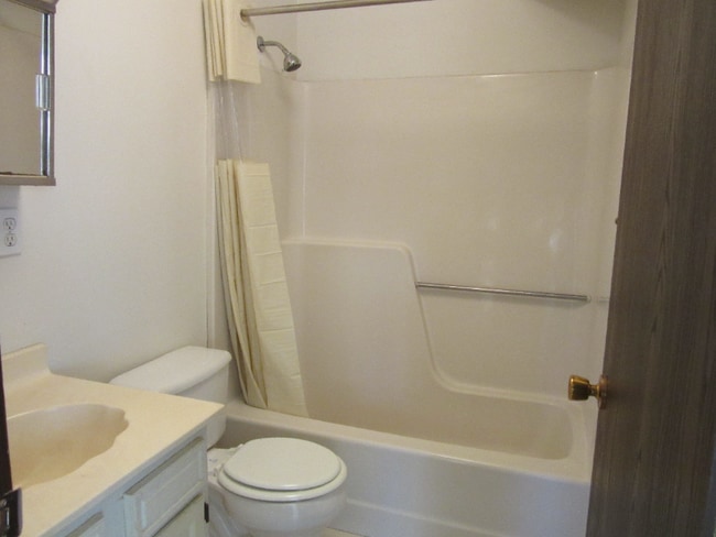 Photo - 13 Circle Dr Unit B