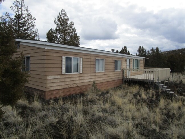 Building Photo - Manufactured Home on Acreage with Cascade Mountain Views! - Available Soon!