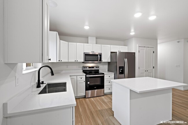 Building Photo - 12334 Lake St Unit 12334 (B1)