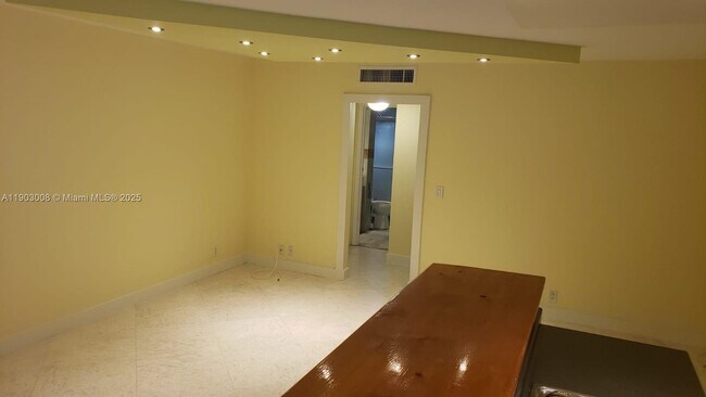 Photo - 1100 NE 1st Ct Unidad 315