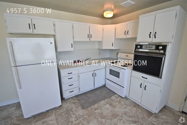 Building Photo - Updated 2 Bed Taylorsville Unit! No Deposi... Rental