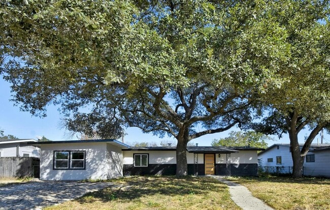 Building Photo - 826 Chevy Chase Dr