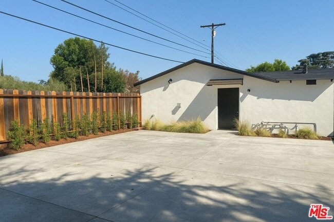 Building Photo - 5910 Wilbur Ave Rental