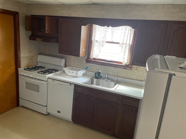 Kitchen - 622 Copeland St Apartments Unit 2