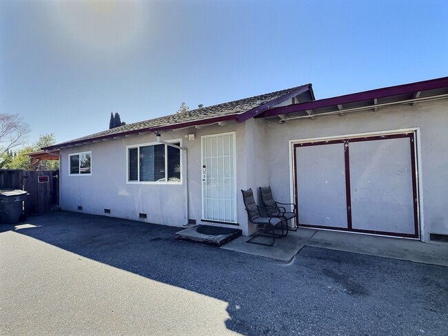 2BD/1BA with Large Backyard & Garage - 2BD/1BA with Large Backyard & Garage House