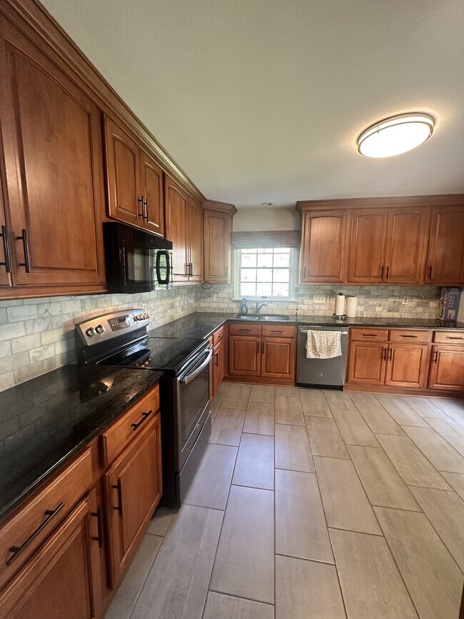 Photo - 4640 Newington Rd