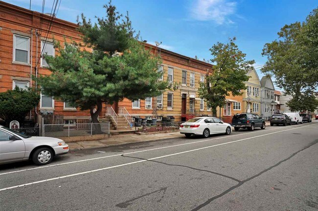 Photo - 394 Woodlawn Ave