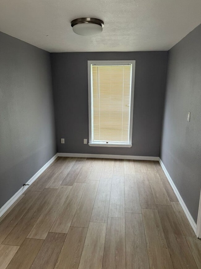 Building Photo - 1190 Campus St Rental