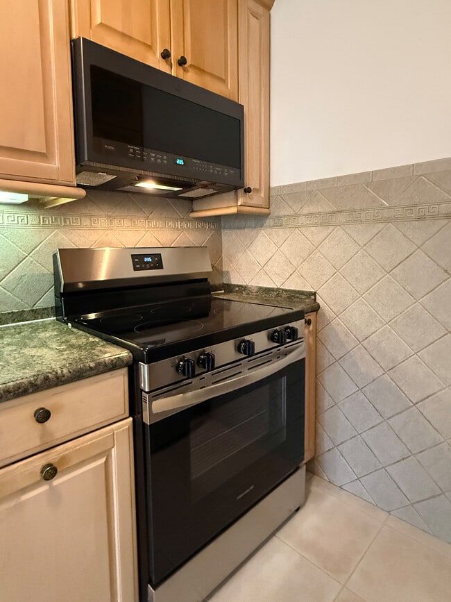 Building Photo - 250 Linden Ave Unit 208