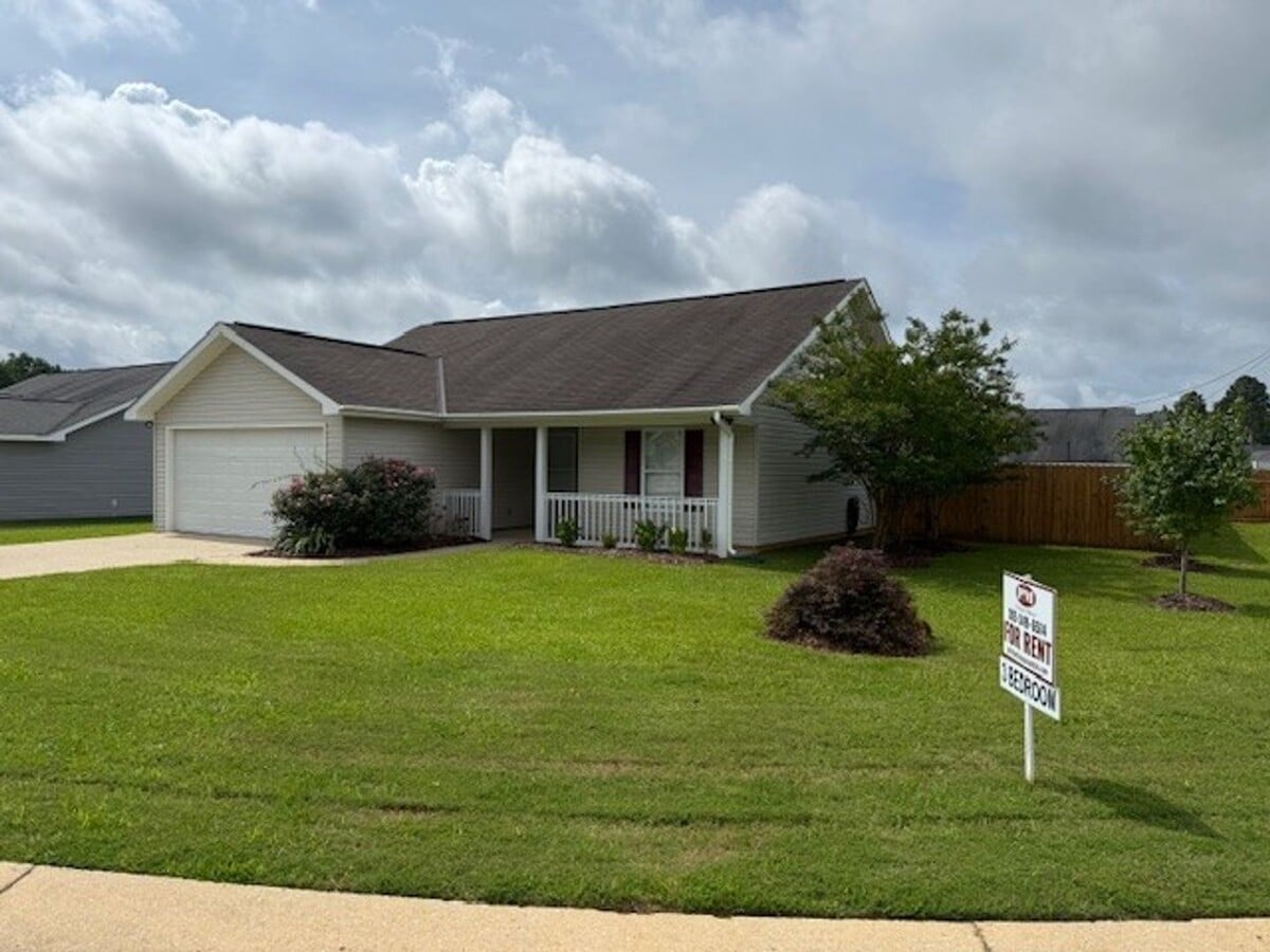 Cozy 3 Bed 2 Bath Home Available Now - Cozy 3 Bed 2 Bath Home Available Now