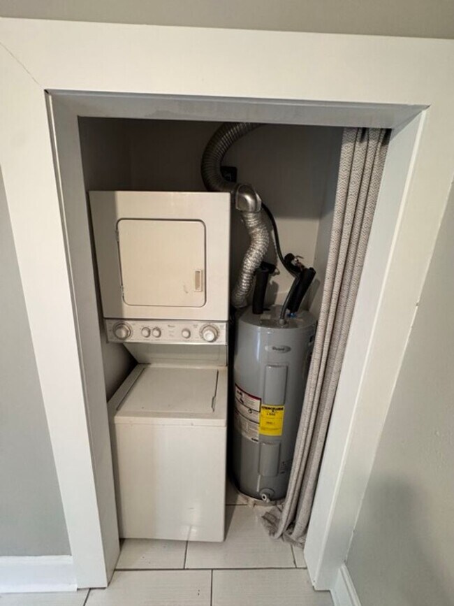Photo - HALF OFF FIRST MONTHS RENT SPECIAL!! Unit 4