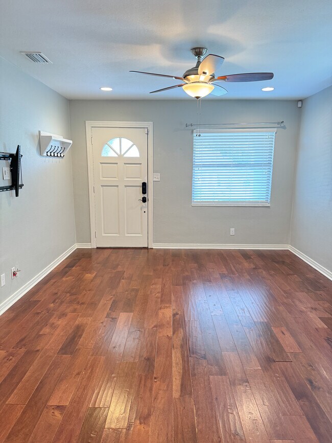 Living room - 1039 E Robson St