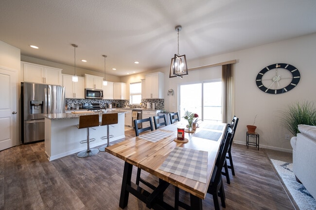 Photo - 5595 Queensland Ln N