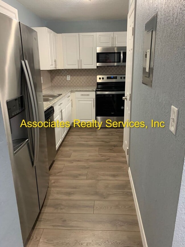 Photo - 2 Bed/2.5 bath End Unit Town home!  LOOK !!! FULLY FENCED BACKYARD!!!