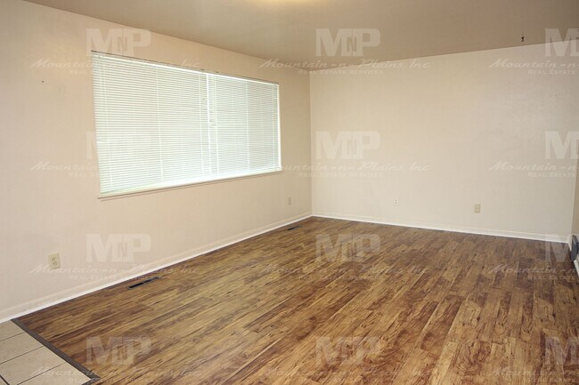 Photo - 323 W Mulberry St