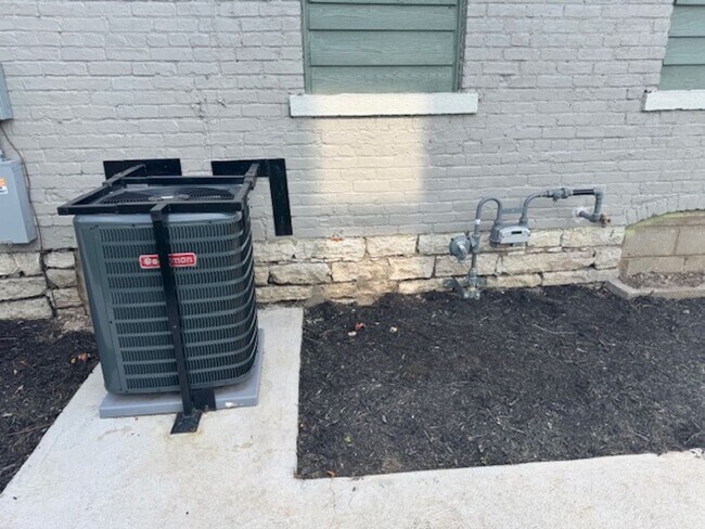 Photo - 2 Bedroom 1 1/2 Bath Beautifully Renovated...