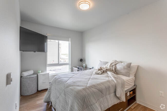 3BR, 2BA - 1,211 SF