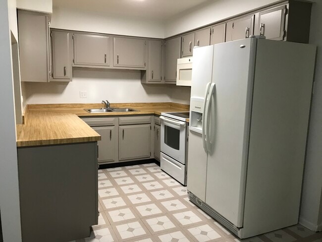 Kitchen - 686 Daisy Ln Unit 116