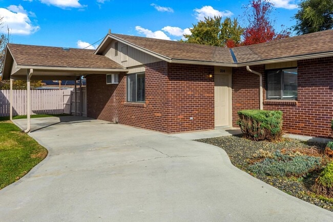 Building Photo - Fresh 2 Bed unit with giant yard, covered ...