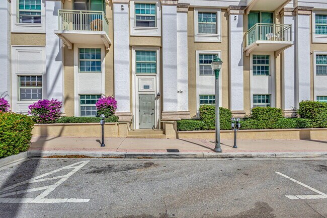 Photo - 610 Clematis St Unidad 130