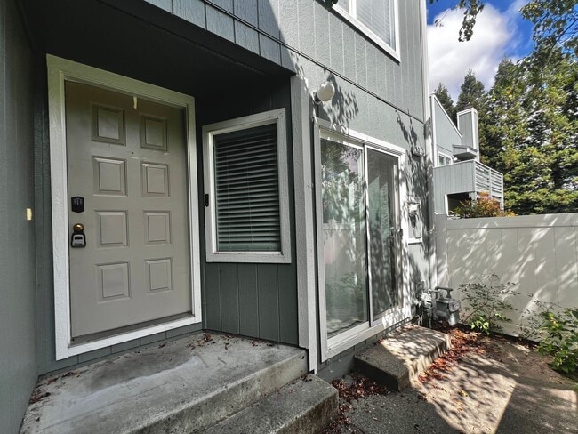 Building Photo - Charming 3-Bedroom Home in Desirable Rohne...