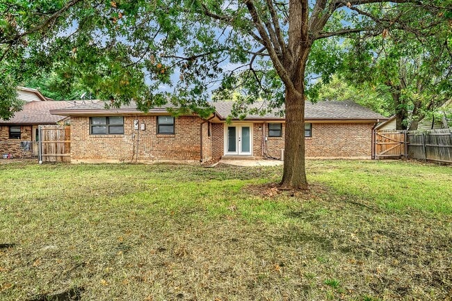 921 Holiday Dr