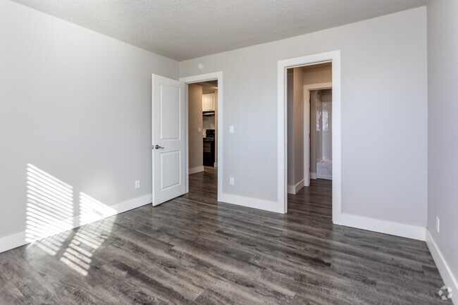 1BR, 1BA - 576SF