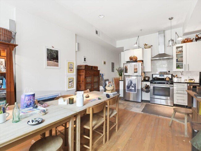 Photo - 163 Grand St