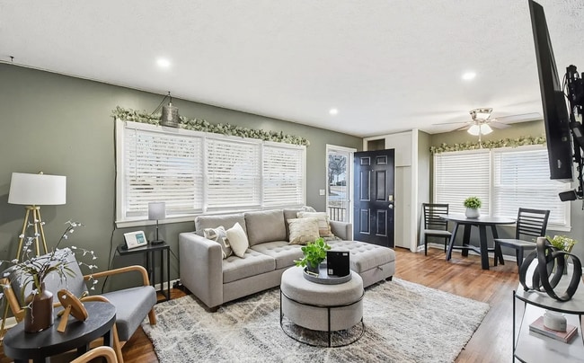 Sala de estar - 7733 Webster St