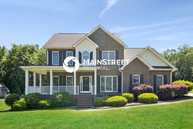 Building Photo - 5 Bedroom Pet-Friendly Home in Charlotte, NC with Main Street Renewal