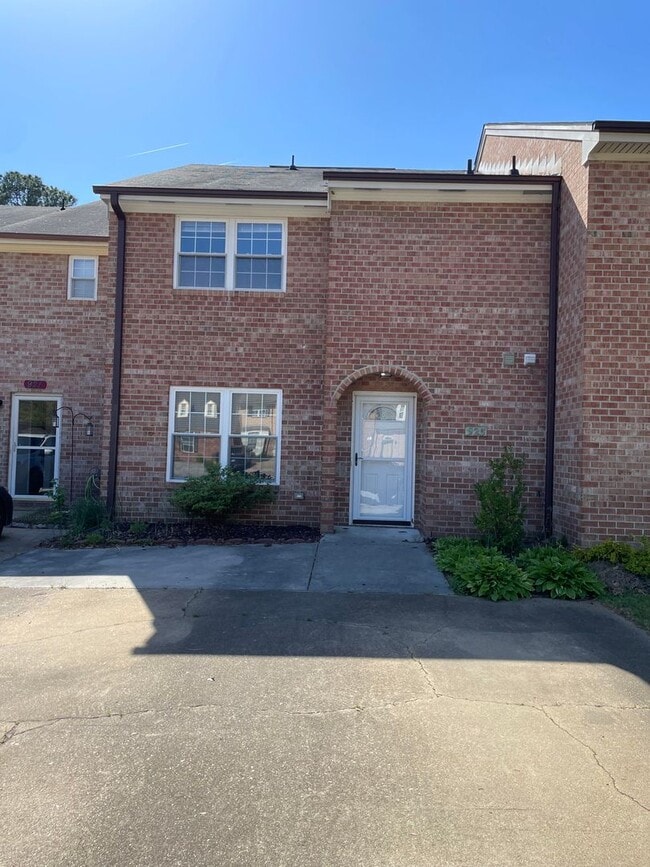 Building Photo - Gorgeous townhome in Kings Grant