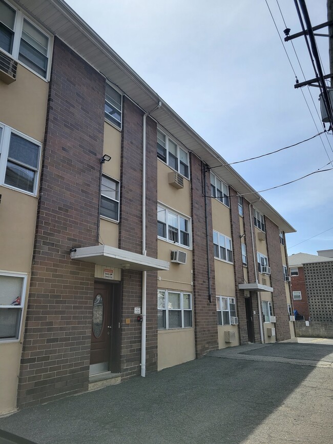 Photo - 218 Cliff St Apartments Unit 2